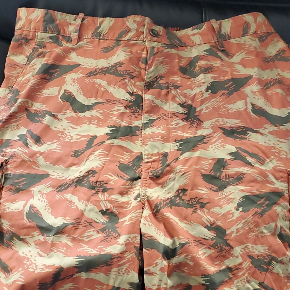 LEVI'S CAMO CARGO STYLE SHORTS